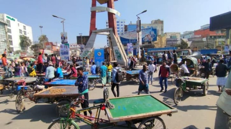 পুলিশের বিরুদ্ধে চাঁদাবাজি ও হয়রানির অভিযোগে ভ্যান চালকদের বিক্ষোভ