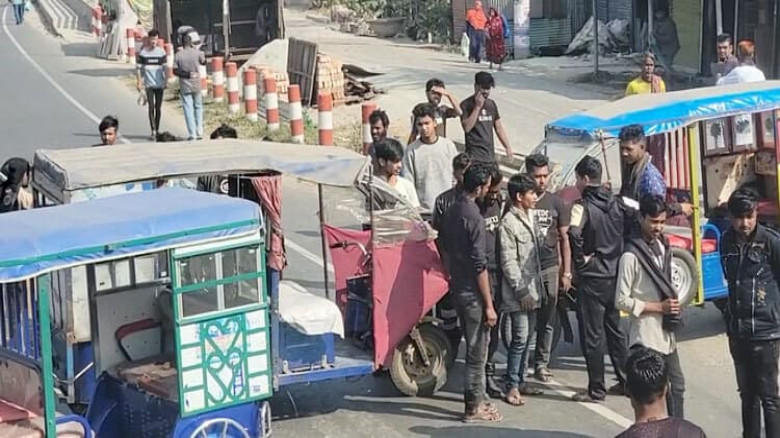 ট্রাক চাপায় অটোরিকশা চালক নিহত, সড়ক অবরোধ