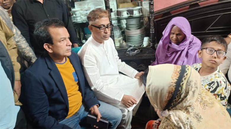 দুর্বৃত্তদের গুলিতে নিহত স্বেচ্ছাসেবক দল নেতার পরিবারের পাশে বিএনপি