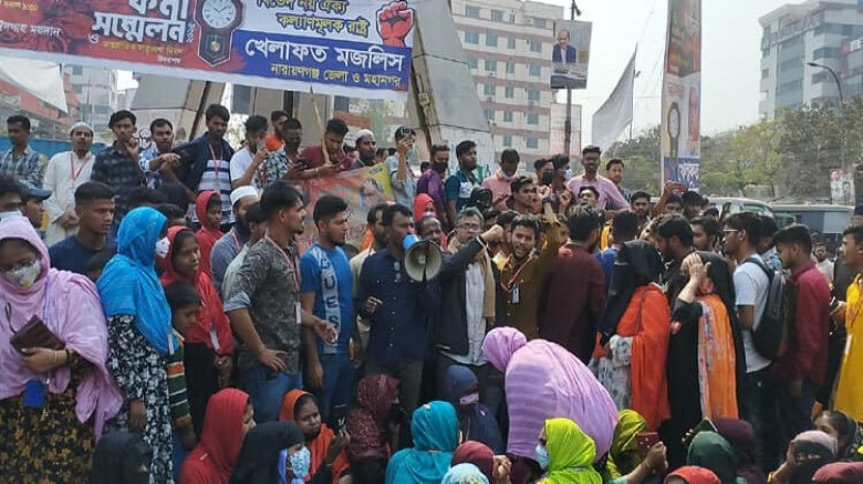 চাষাঢ়ায় গার্মেন্ট শ্রমিকদের সড়ক অবরোধ, তীব্র যানজট