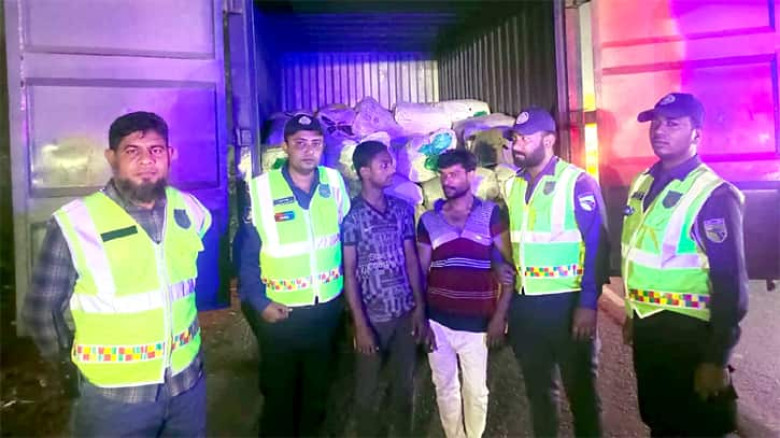 সিদ্ধিরগঞ্জে বিপুল পরিমাণ নিষিদ্ধ পলিথিন জব্দ, আটক ২