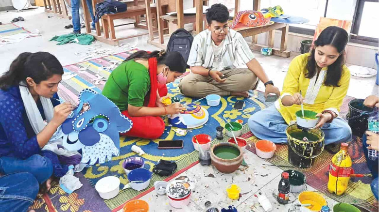 বর্ষবরণের শেষ মুহূর্তে ব্যস্ত চারুকলার শিক্ষার্থীরা