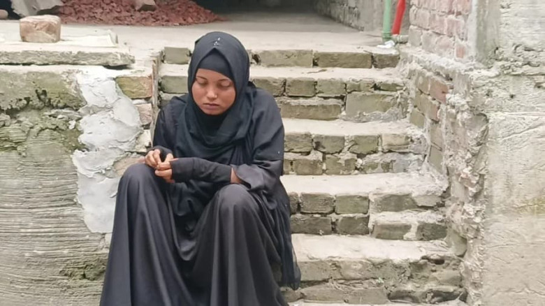 আড়াইহাজারে স্বামীর সাথে সংসার করার দাবিতে স্ত্রীর অনশন