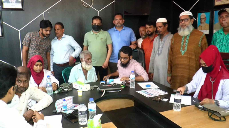 ফতুল্লায় শাহ আলমের তত্ত্বাবধানে ফ্রি মেডিকেল ক্যাম্প