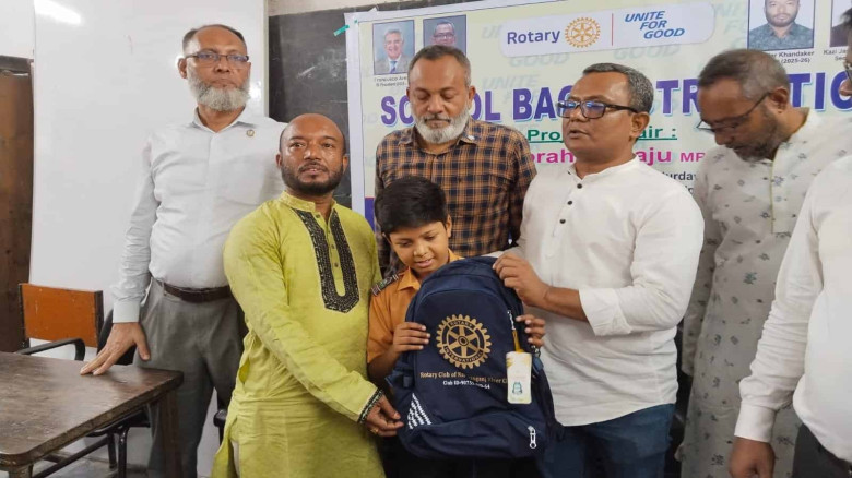 শতাধিক স্কুল শিক্ষার্থীদের ব্যাগ বিতরণ করলেন দিদার খন্দকার