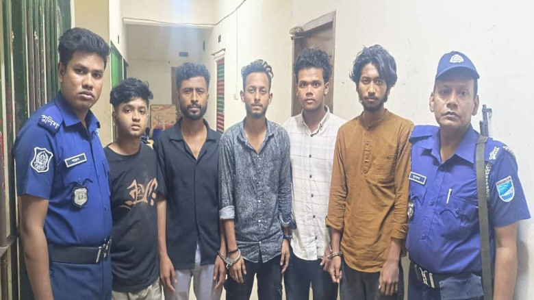 নিষিদ্ধ ছাত্রলীগের ঝটিকা মিছিল থেকে ৫ জন আটক
