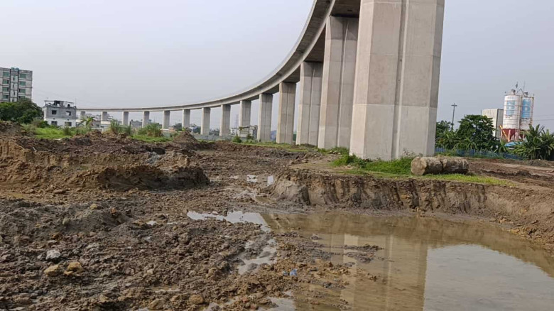 পদ্মা সেতুর নিচ থেকে মাটি কাটছে কারা?