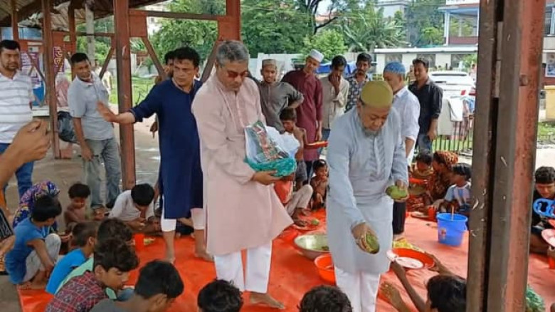 পথশিশুদের প্রতি জুমায় খাবার বিতরণ করেন বিএনপির সদস্য সচিব টিপু