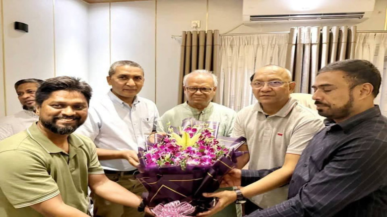 বিএনপির মহাসচিব রিজভীকে ফুল দিয়ে শুভেচ্ছা জানান যুবদলের রনি
